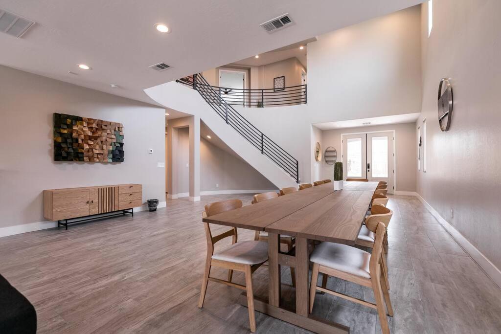 6 Bedroom Mansion W/ Amazing Backyard Pool! Ferienhaus